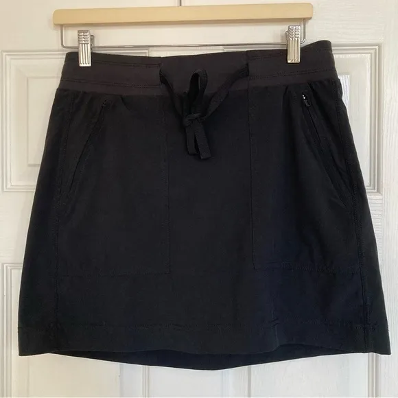 Athleta Chelsea Cargo Skort in Black, Size 6
