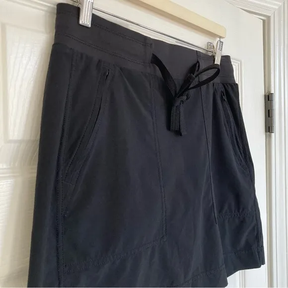 Athleta Chelsea Cargo Skort in Black, Size 6