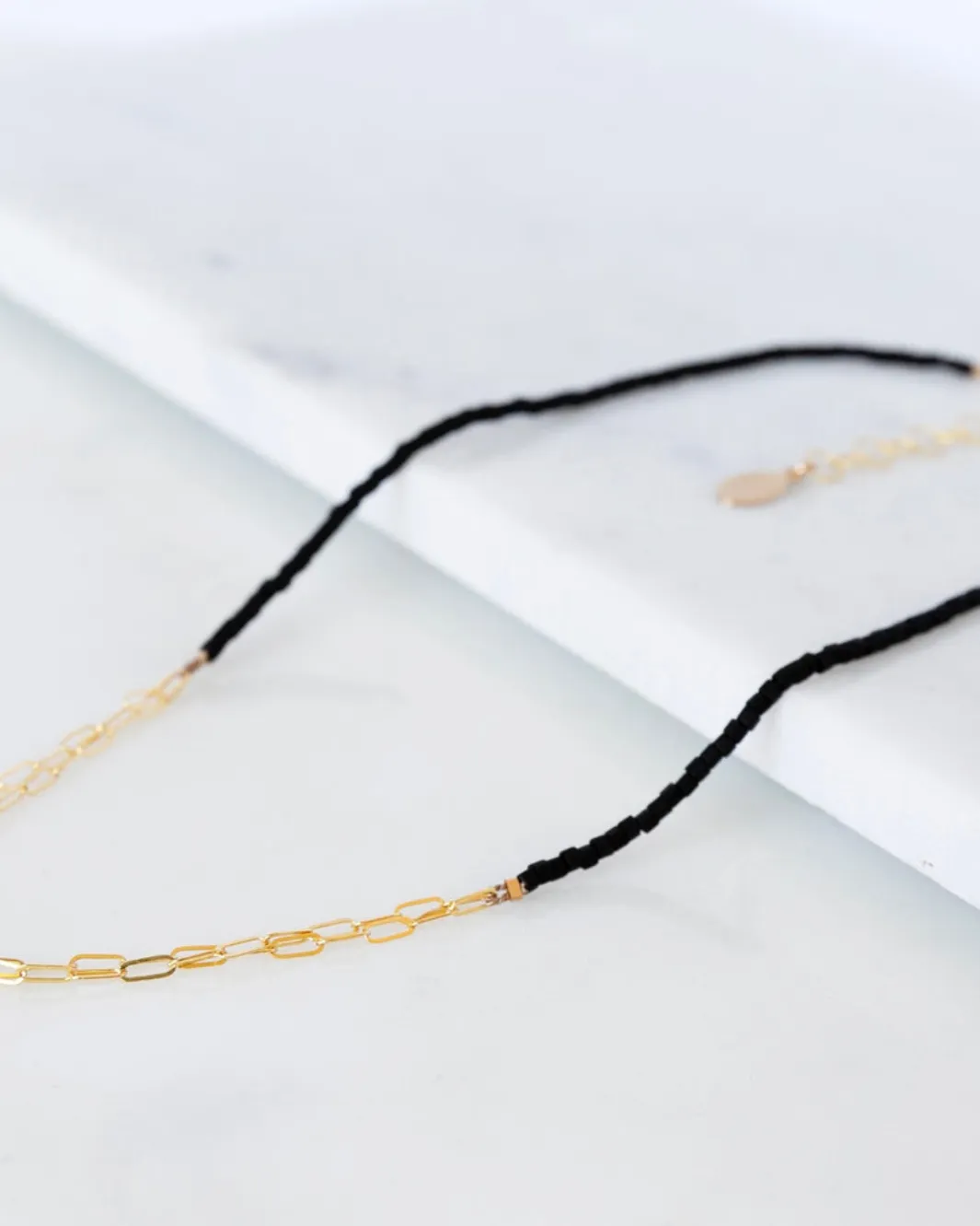 BEADED CHOKER IN GOLD
