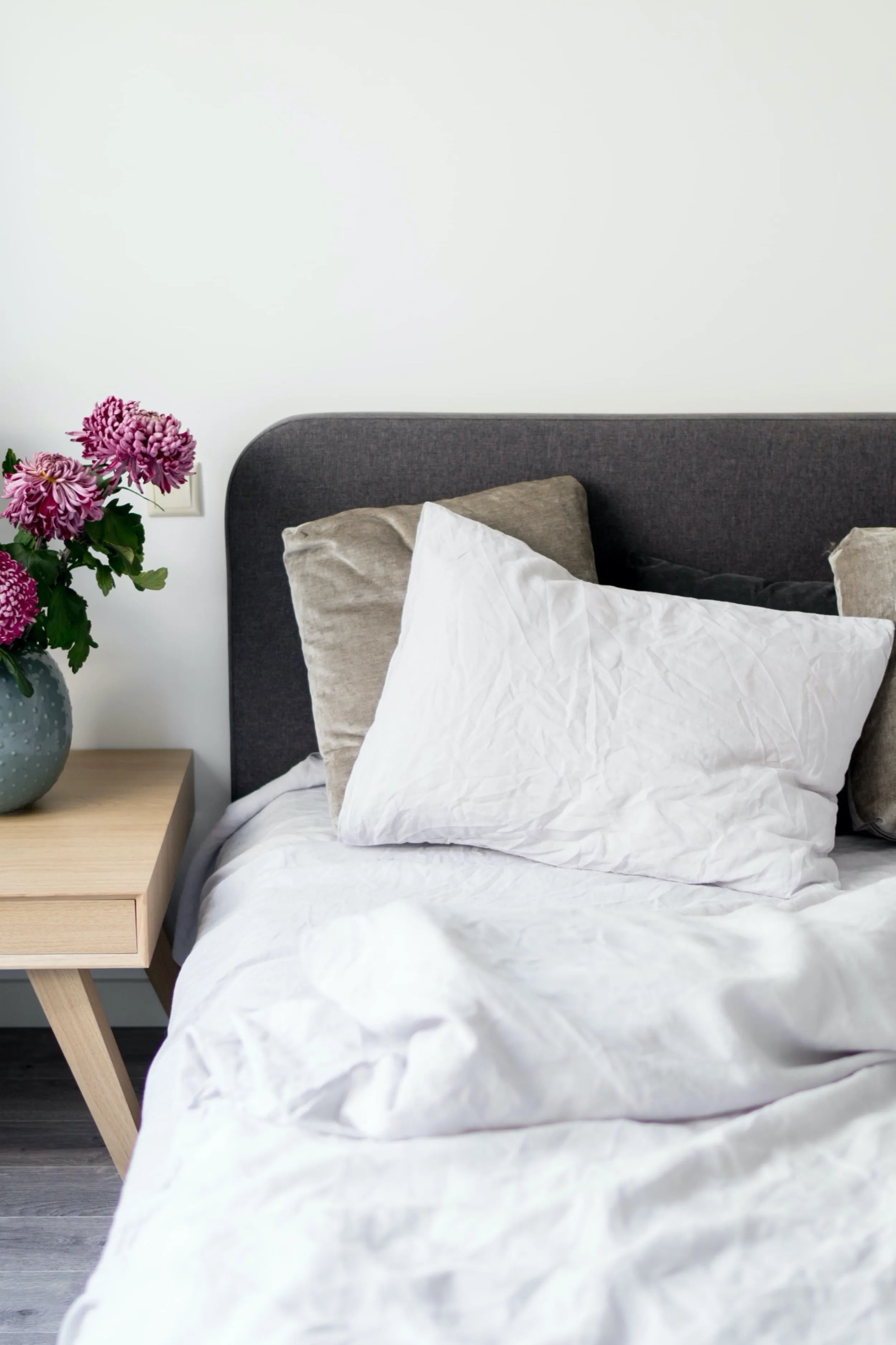 Coconut Buttons Duvet Cover and Pillowcases Set - Light Gray