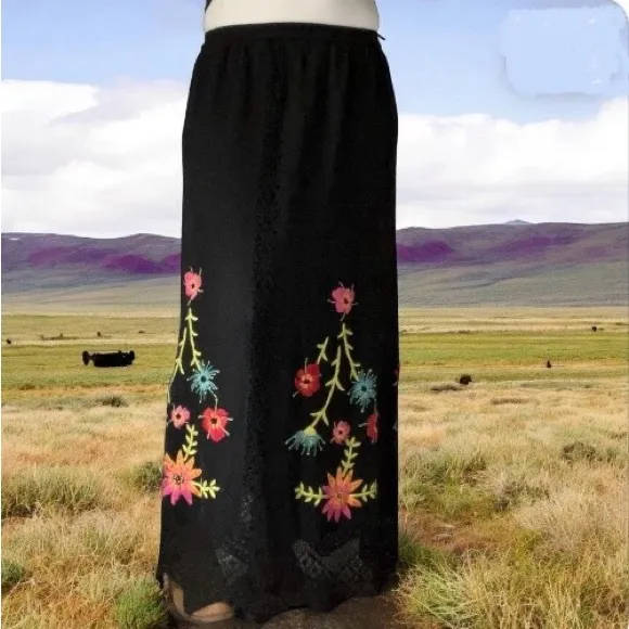 Double D Ranch Floral Embroidered Crochet Lace Hem Linen Knit Maxi Skirt