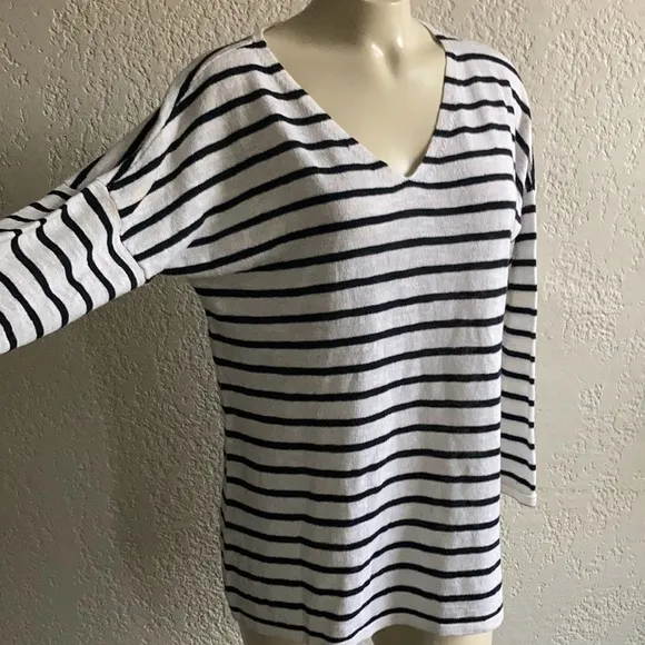 EILEEN Fisher Black &amp; White Striped Organic linen/cotton v neck top S/P