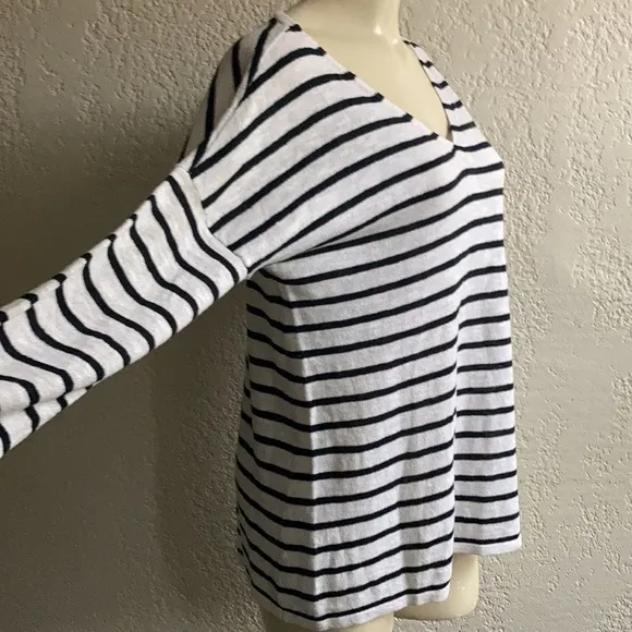 EILEEN Fisher Black &amp; White Striped Organic linen/cotton v neck top S/P