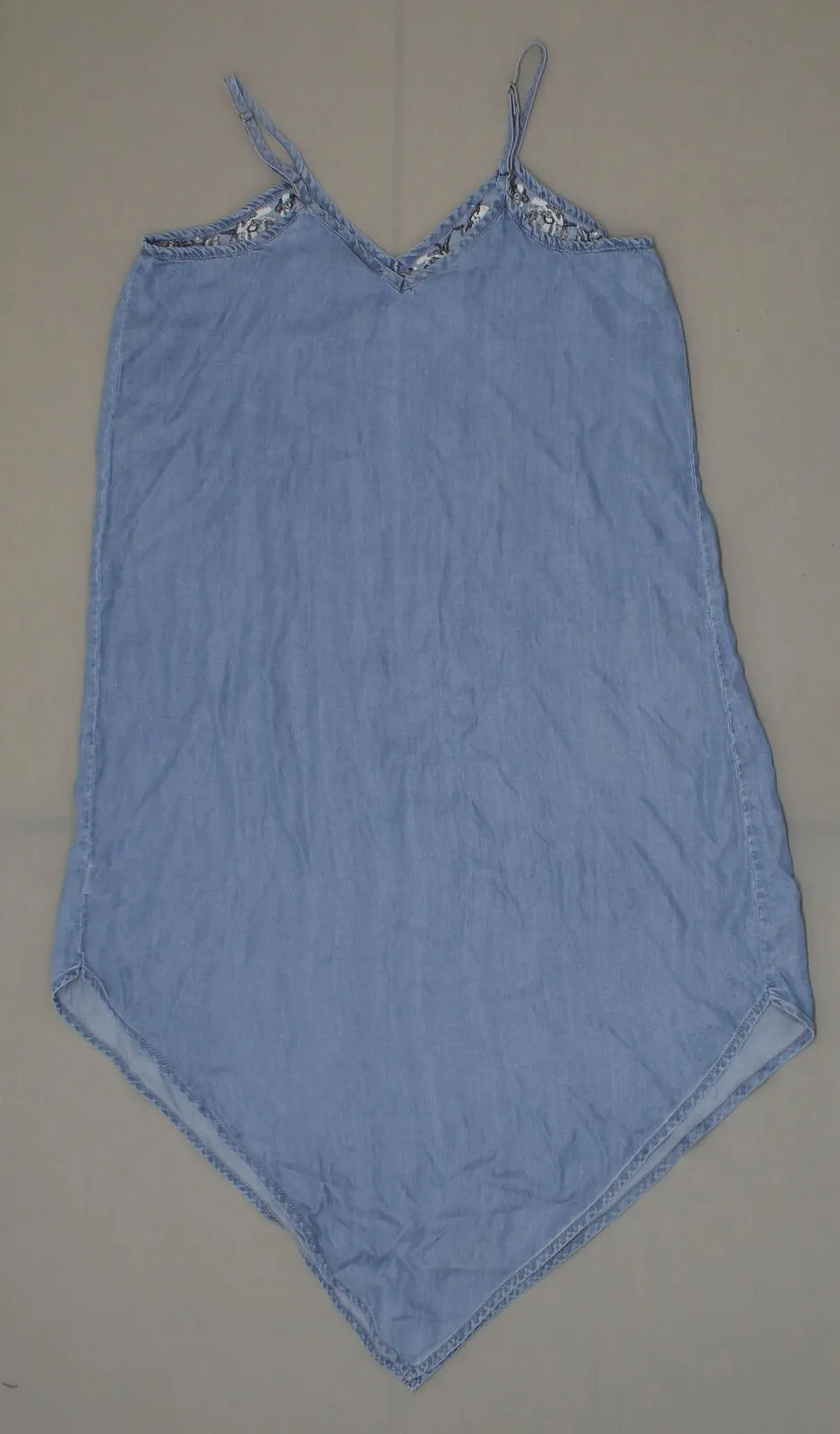 Knox Rose Women's Sleeveless Embroidered Chambray Sharkbite Shift Dress