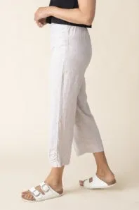 Linen Solid Pleat Button Capri
