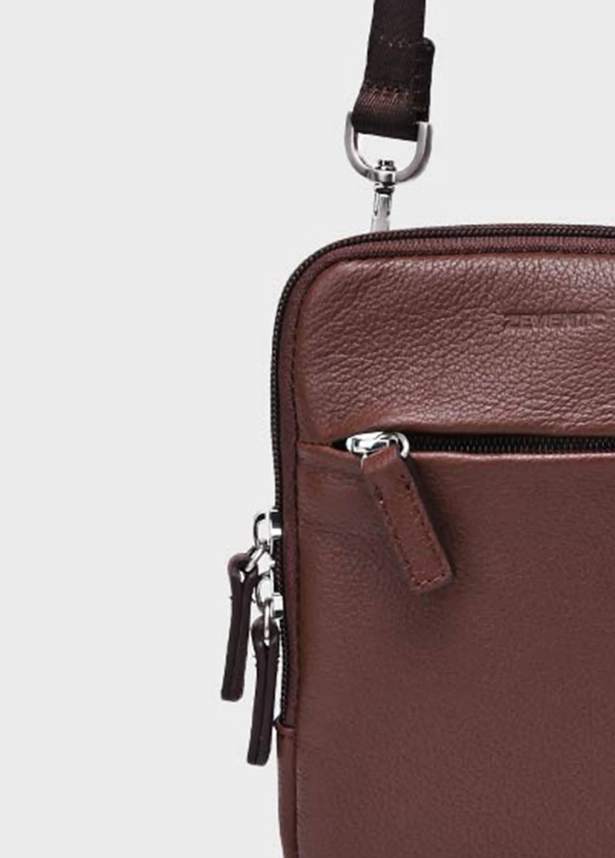 Men's zipped leather bag