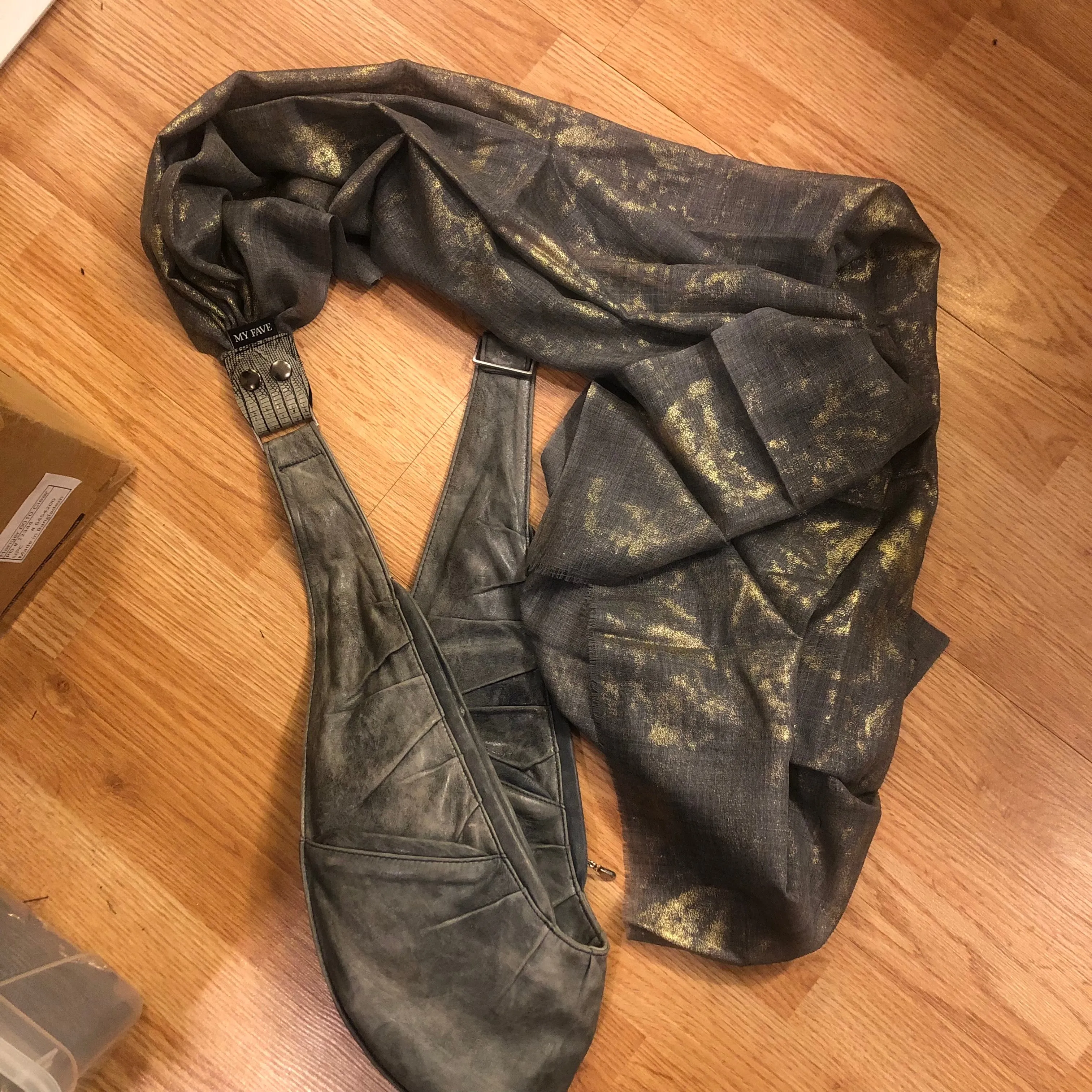 Scarf Edition - Gold Charcoal