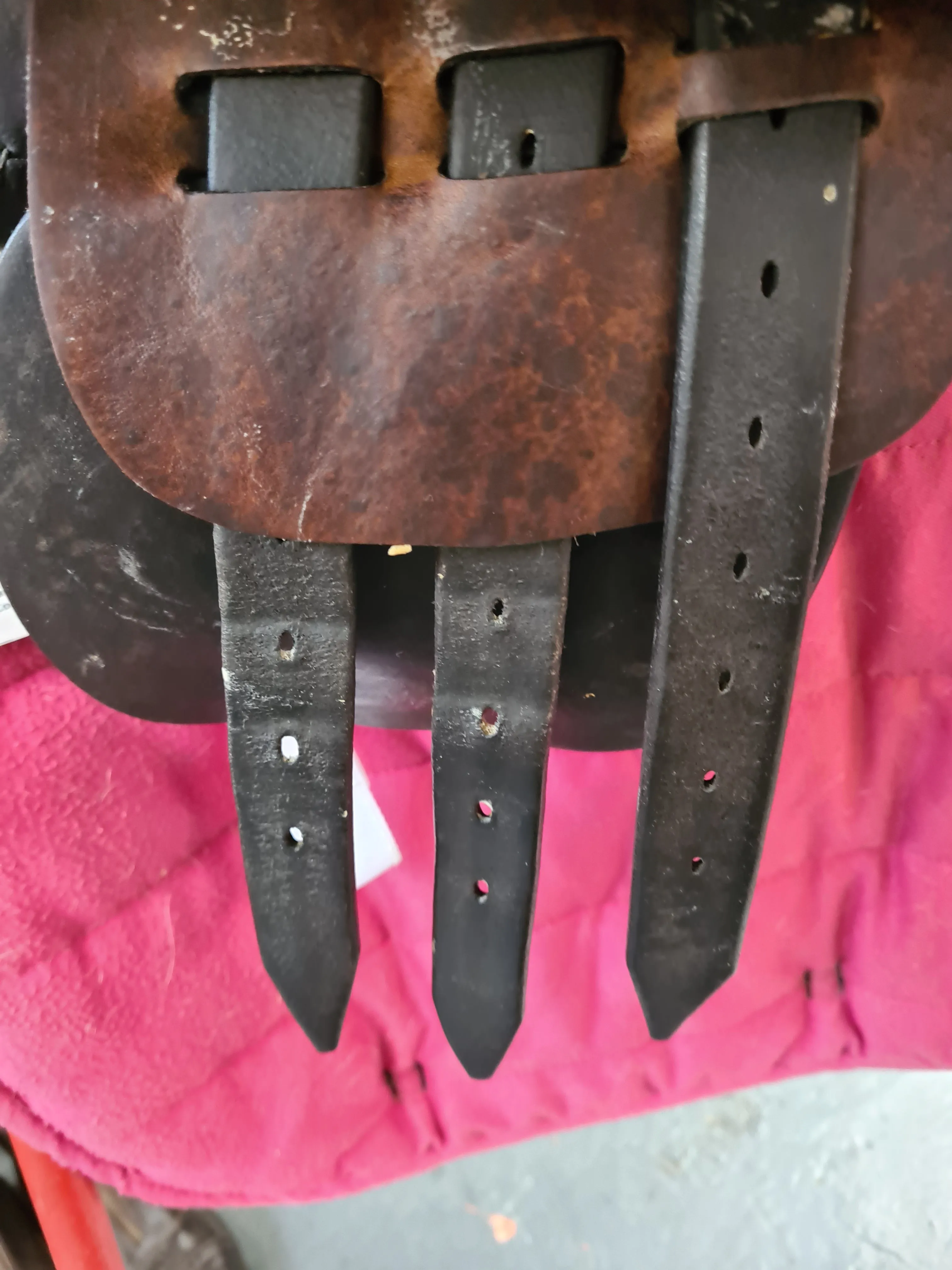 Used 17.5" medium fit half panel saddle