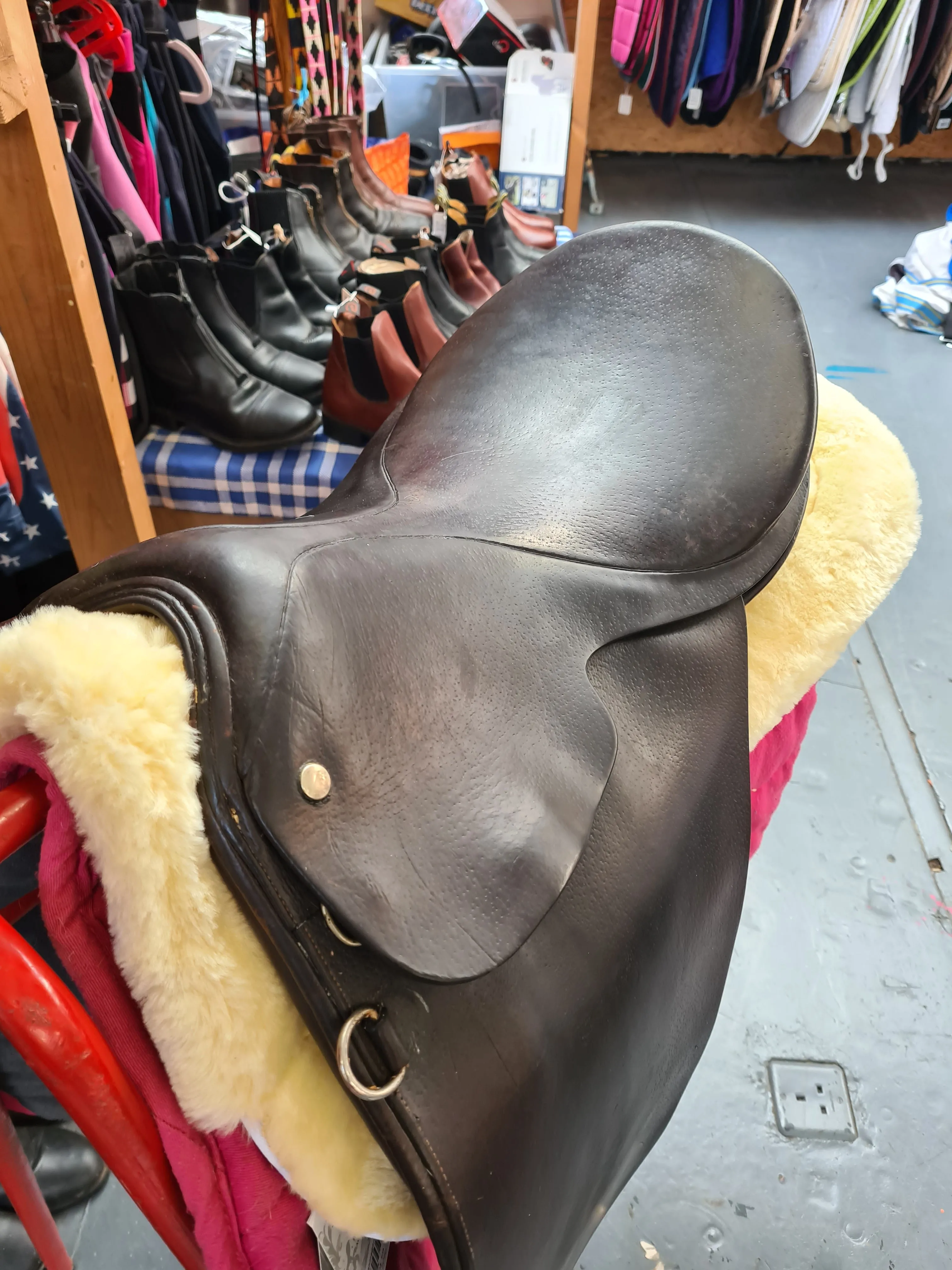 Used 17.5" medium fit half panel saddle