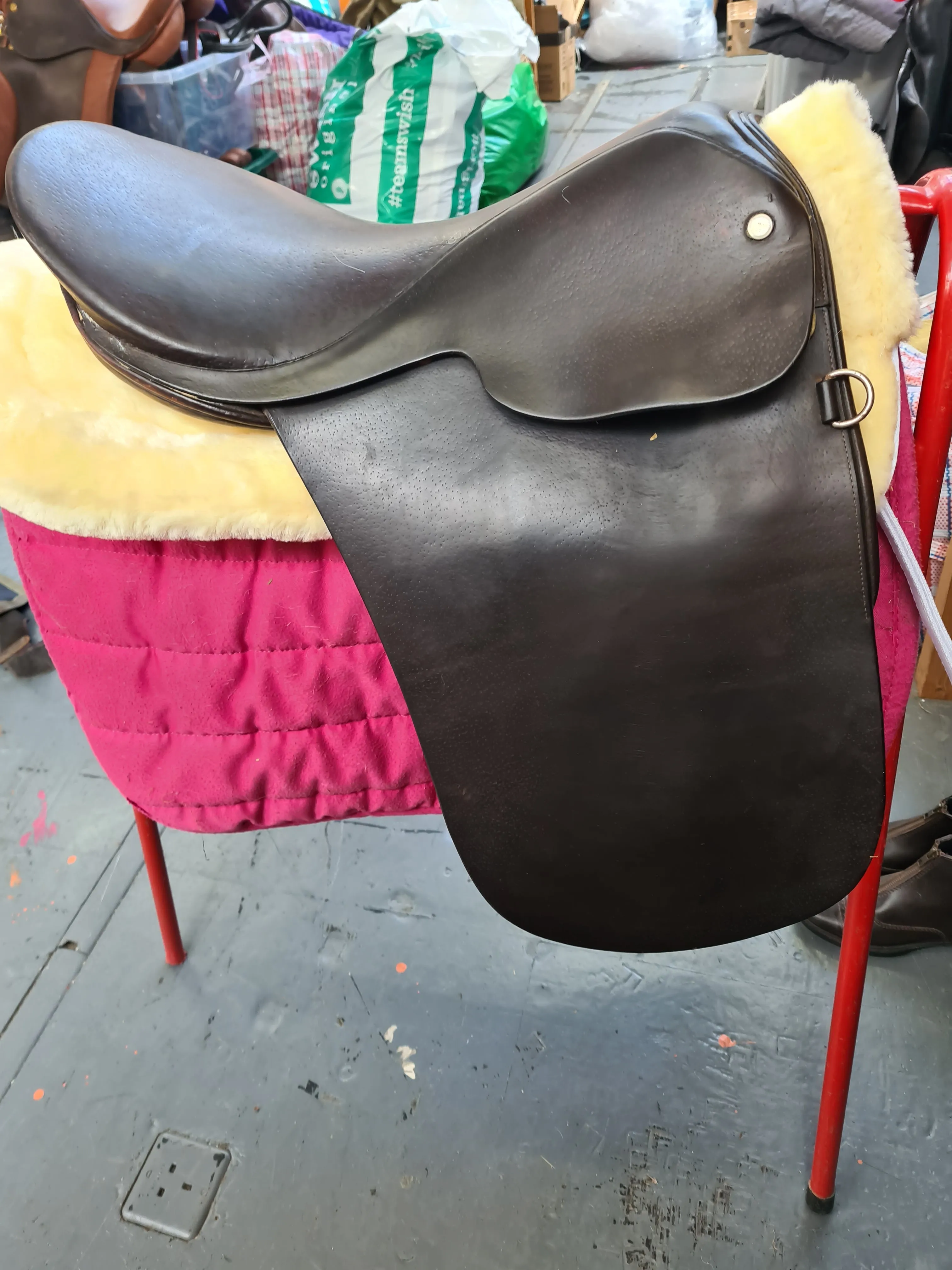 Used 17.5" medium fit half panel saddle