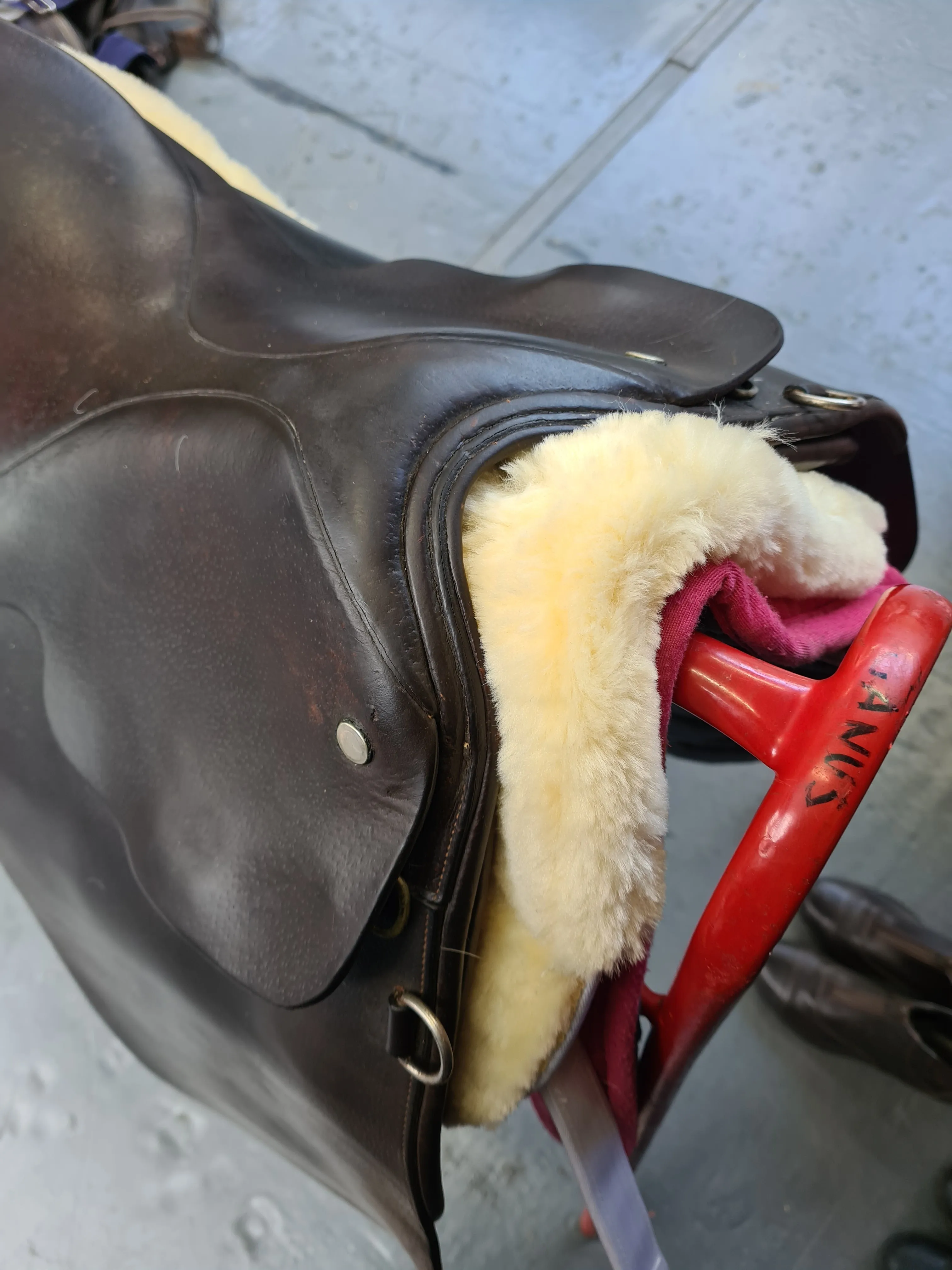 Used 17.5" medium fit half panel saddle