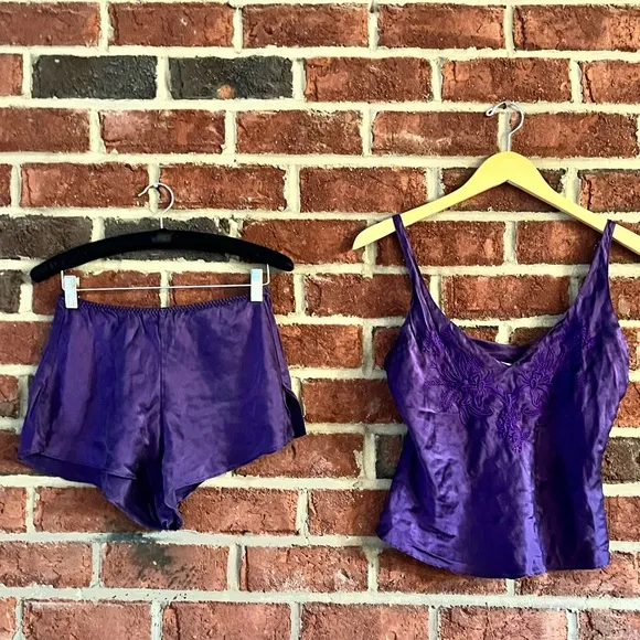 Vintage Victoria’s Secret 💯 silk cami and short set in dark purple