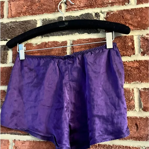 Vintage Victoria’s Secret 💯 silk cami and short set in dark purple