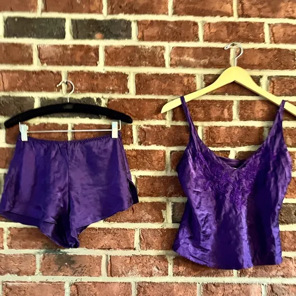 Vintage Victoria’s Secret 💯 silk cami and short set in dark purple