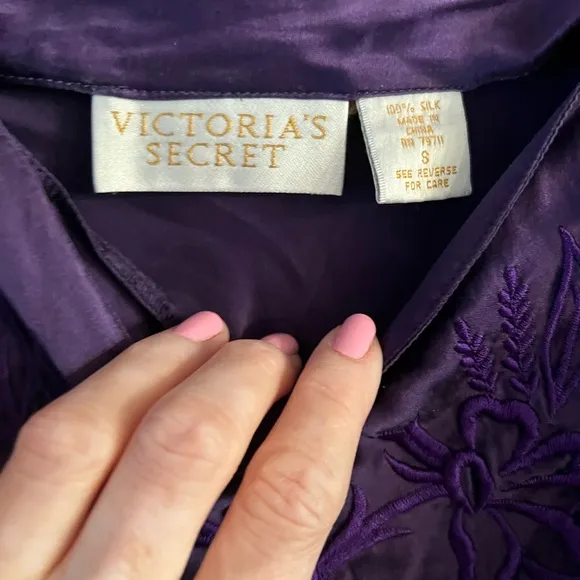 Vintage Victoria’s Secret 💯 silk cami and short set in dark purple