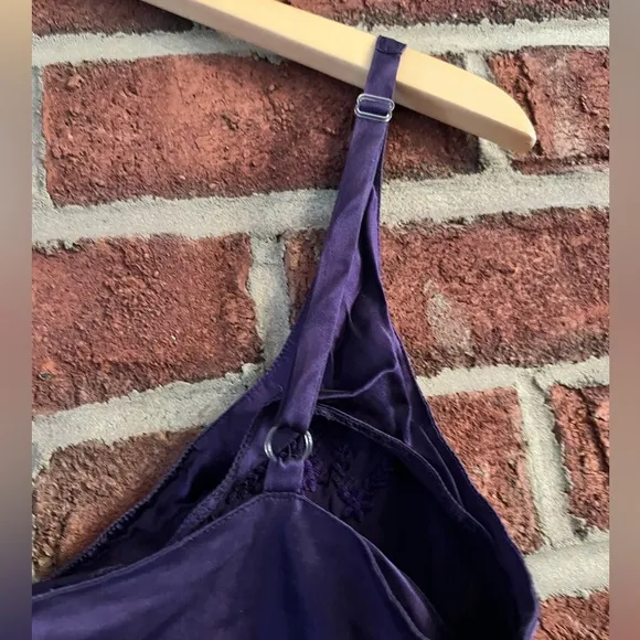 Vintage Victoria’s Secret 💯 silk cami and short set in dark purple