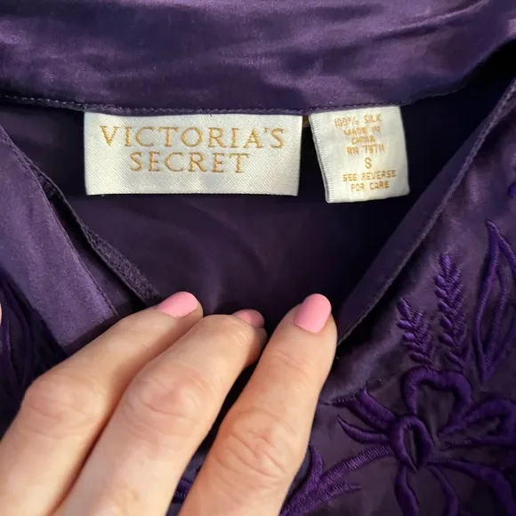 Vintage Victoria’s Secret 💯 silk cami and short set in dark purple